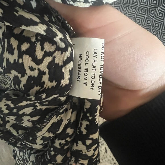 Pretty Lavish wrap midi dress with abstract print and ruffle detail ASOS brand - Picture 3 of 4